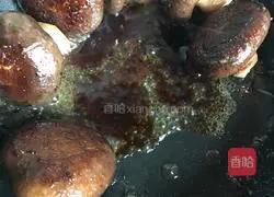 Illustration of how to stuff pork slices with oyster sauce and mushrooms 5