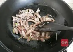 Illustration of how to stir-fry squid tentacles with onions 7