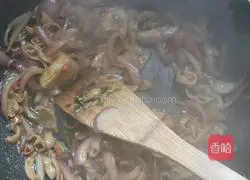 Illustration of how to make stir-fried large intestine 2