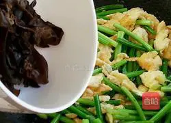 Illustration of how to make fried eggs with garlic sprouts 13