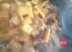 Braised pork ribs and stewed potatoes Illustration of how to do it 4