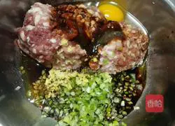 Illustration of how to make pork and green onion pie 1