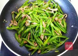 Illustration of how to make fried shredded pork with green beans 16
