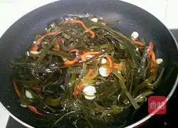 Illustration of how to make spicy fried kelp shreds 6