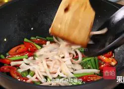 Stir-fry the snail slices Illustration of how to make garlic sprouts 6