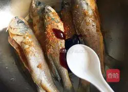 Illustration of how to make fried yellow croaker 6