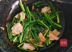 Illustration of how to make stir-fried meat with ham, garlic sprouts 4