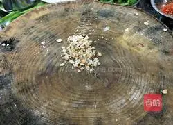 Illustration of how to make diced chicken with broken rice 4