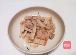 Illustration of how to stir-fry garlic sprouts and dry them 5