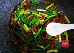 Illustration of how to stir-fry shredded pork with garlic moss 8