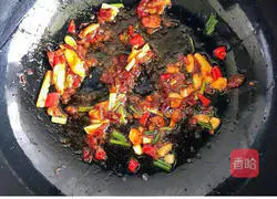 Illustration of how to make spicy pig trotters 4