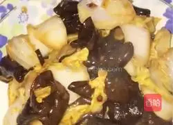 Illustration of making sweet and sour black and white cabbage 9