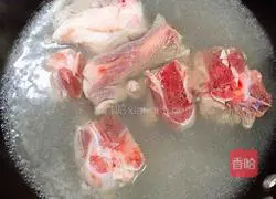 Illustration of how to stew big bones with pickled cabbage 2