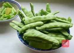 Illustration of how to stew beans with big bones 1