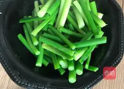 Illustration of how to stir-fry pork liver with garlic moss 5