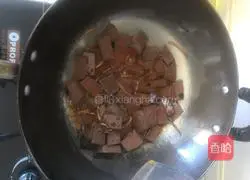 Illustration of how to stir-fry garlic with duck blood 2