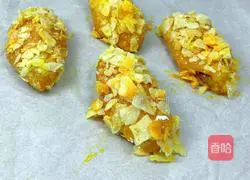 Illustration of how to make golden and fragrant chicken wings with potato chips 9