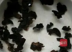 Illustration of how to make steamed beef with Enoki mushrooms 2