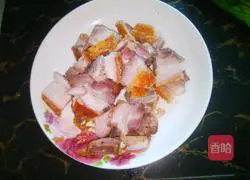 Illustration of how to stir-fry pork with garlic sprouts 1