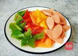 Illustration of how to make fried ham with colored peppers 1