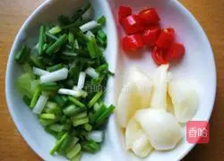 Illustration of how to stir-fry walnuts with celery 4