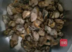 Illustration of how to make stir-fried dried oysters with leeks 1