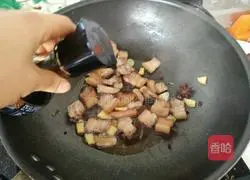 Illustration of how to stir-fry pork belly in soy sauce 5