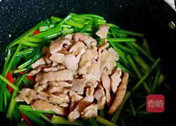 Illustration of how to make fried shredded pork with celery 16