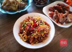 Illustration of how to stir-fry pig head meat with soybean sprouts 8