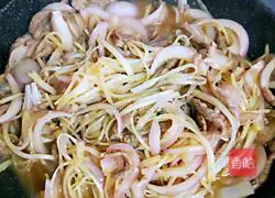 Illustration of how to make fried meat with potatoes and onions 24