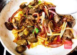 Illustration of how to stir-fry chicken hearts with green garlic sprouts 14