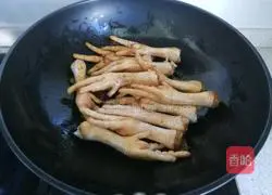 Illustration of how to make peanut stewed chicken feet 9