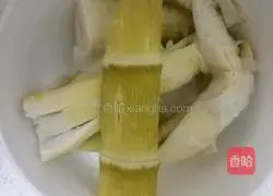 Illustration of how to make tender bamboo shoots and diced pork belly 1
