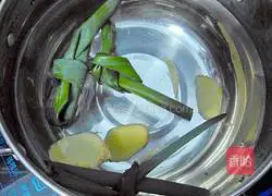 Illustration of how to make yam stewed pig's trotters 3