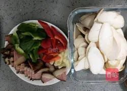 Illustration of how to stir-fry bacon with king oyster mushrooms 7