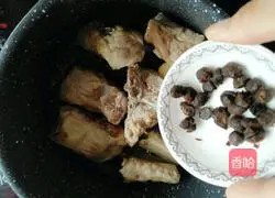 Illustration of how to cook ribs with daylily 8