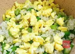 Illustration of how to make dragon fruit fried rice 12