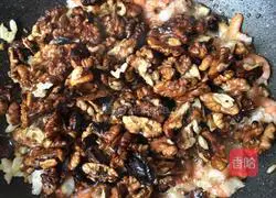 Fresh shrimp and fried walnuts.Illustration of how to do it 6