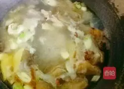 Illustration of how to make crucian carp white jade soup 7