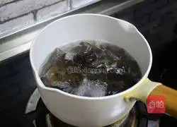 Illustration of how to stir-fry fungus with celery 4