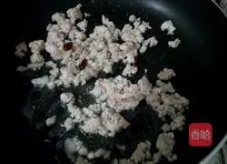 Illustration of how to stir-fry minced pork with sour beans 4