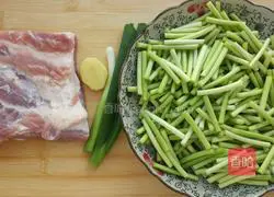 Illustration of how to stir-fry pork ribs and garlic sprouts 1