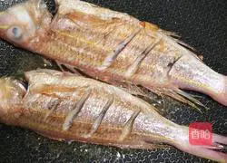Illustration of how to make pan-fried golden thread fish 4