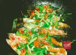 Illustration of how to make golden pomfret baked with gold, silver and garlic 6