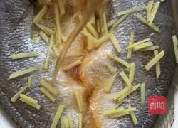 Illustration of how to make steamed large yellow croaker 11