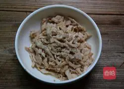 Illustration of how to stir-fry shredded pork with celery 4