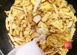 Illustration of how to make scrambled eggs with mushrooms 20