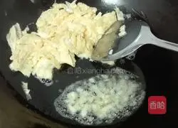 Illustration of how to make fried eggs with chives 4