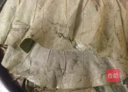 Illustration of how to make steamed pork ribs with glutinous rice in lotus leaves 8