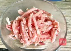 Illustration of how to make cabbage stems, celery and shredded pork stir-fried 5